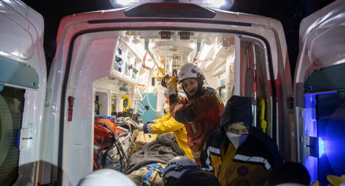 E trishtë, 13 vjeçari jep frymën e fundit në ambulancë pasi u nxor nga rrënojat pas 13 ditësh