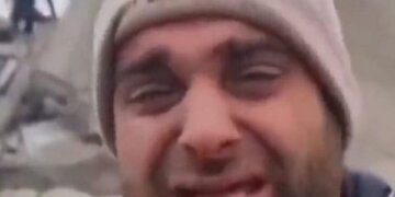 Humbi 12 anëtarët e familjes në tërmet: Rrënimi i këtij njeriu pasqyron skenat e tmerrshme pas tërmetit në Turqi e Siri