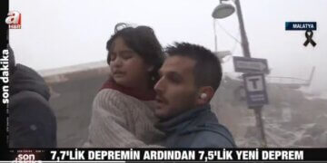 “Mos ki frikë” Gazetari lë transmetimin dhe merr në krah vajzën e traumatizuar nga tërmeti