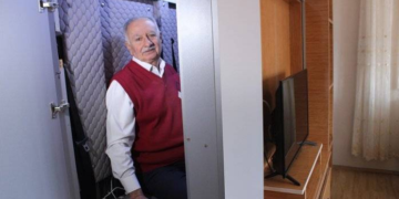 Elektricisti turk shpik kabinën kundër tërmetit me të gjitha brenda, shikoni pamjet