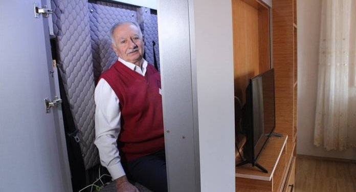 Elektricisti turk shpik kabinën kundër tërmetit me të gjitha brenda, shikoni pamjet