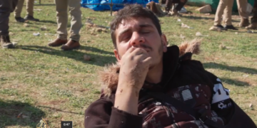 E dhimbshme: I pafuqishëm për ta ndihmuar, siriani e pa djalin duke i vdekur dalëngadalë nën rrënoja