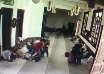 Tërmeti bie teksa thirret ezani, momentet dramatike brenda xhamisë në Turqi