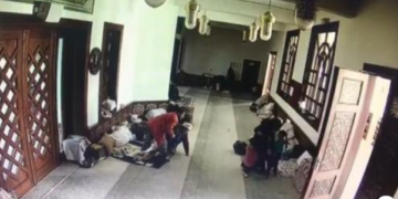 Tërmeti bie teksa thirret ezani, momentet dramatike brenda xhamisë në Turqi