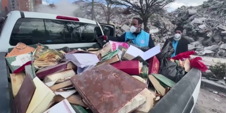 Udhëheqësit fetarë mbledhin librat e shenjtë nën rrënoja, shumica e tyre janë të padëmtuar
