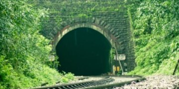 Trenin nuk e nxë tuneli, dorëhiqen dy zyrtarët e lartë!