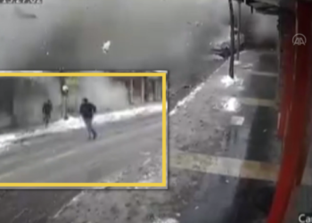 Tërmeti 6.4 mbrëmë në Turqi, momenti kur këta dy persona mrekullisht i ikin shembjes së një godine