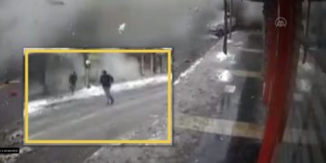 Tërmeti 6.4 mbrëmë në Turqi, momenti kur këta dy persona mrekullisht i ikin shembjes së një godine