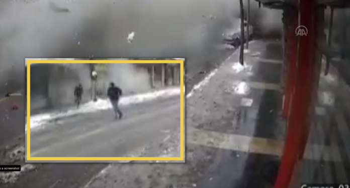 Tërmeti 6.4 mbrëmë në Turqi, momenti kur këta dy persona mrekullisht i ikin shembjes së një godine