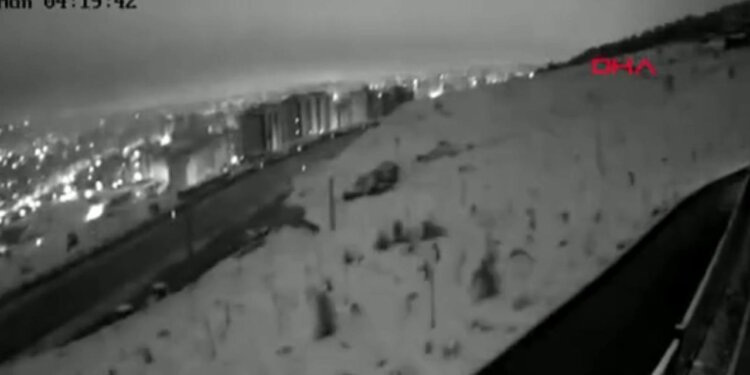 Lëkundja e madhe nga tërmeti, si u “zhyt” qyteti turk papritmas në errësirë! (Video)