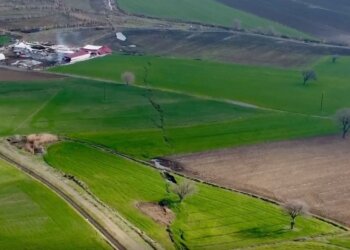 Tërmeti ndan fshatin në dy pjesë, shtëpitë përfunduan në çarjen gati 3 metra!