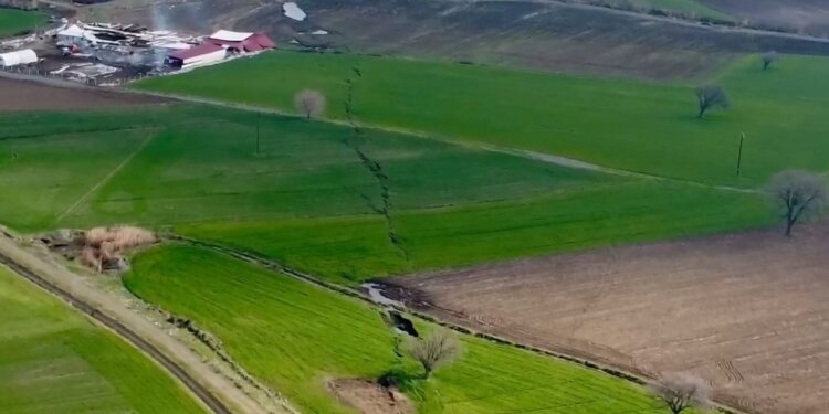 Tërmeti ndan fshatin në dy pjesë, shtëpitë përfunduan në çarjen gati 3 metra!