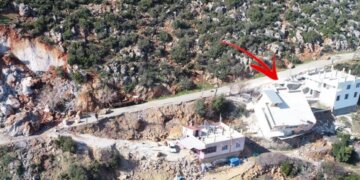 Shtëpia goditet nga shkëmbi, ngel e “varur” në greminë!