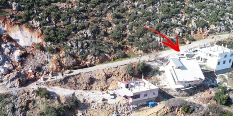 Shtëpia goditet nga shkëmbi, ngel e “varur” në greminë!