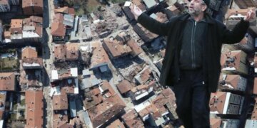 Mahniten ekspertët, lagja e ndërtuar 120 vjet më parë, e paprekur nga tërmetet, gjithçka rreth saj e shkatërruar