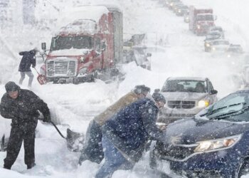 Stuhia e borës godet ShBA-në, mbyllen shkollat