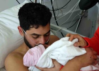 “Zoti dëgjoi zërin tonë!” 34-vjeçari shpëtohet pas 12 ditësh nën rrënoja, takon foshnjen e lindur natën e tërmetit