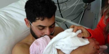 “Zoti dëgjoi zërin tonë!” 34-vjeçari shpëtohet pas 12 ditësh nën rrënoja, takon foshnjen e lindur natën e tërmetit