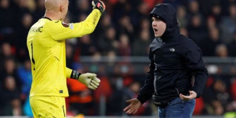 Tifozi hyn në fushë për të goditur portierin kundërshtar, e pëson keq!