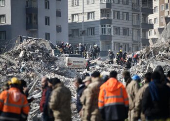 “Zoti dëgjoi zërin tonë!” 34-vjeçari shpëtohet pas 12 ditësh nën rrënoja, takon foshnjen e lindur natën e tërmetit