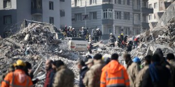 “Zoti dëgjoi zërin tonë!” 34-vjeçari shpëtohet pas 12 ditësh nën rrënoja, takon foshnjen e lindur natën e tërmetit