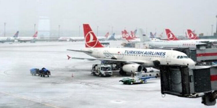 Stuhi dhe reshje të dendura bore në Stamboll, asnjë fluturim deri në mbrëmje