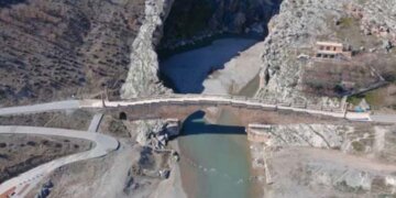 Pranë epiqendrës së tërmetit, në urën 1800-vjeçare nuk ka lëvizur guri!