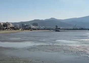 “Nuk ka ndodhur asnjëherë në këto përmasa”, tërheqja e detit në Vlorë a është fenomen shqetësues