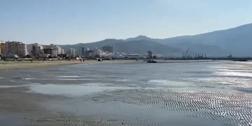 “Nuk ka ndodhur asnjëherë në këto përmasa”, tërheqja e detit në Vlorë a është fenomen shqetësues
