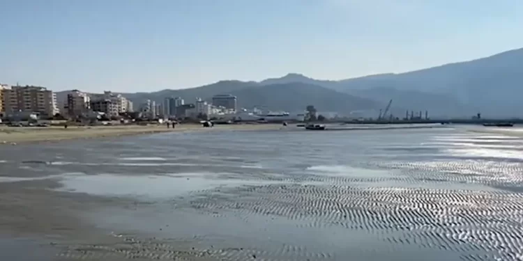 “Nuk ka ndodhur asnjëherë në këto përmasa”, tërheqja e detit në Vlorë a është fenomen shqetësues