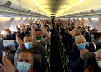 Ndodh edhe kjo – ishte “shumë i rëndë”, pesë pasagjerëve iu kërkua të zbrisnin nga aeroplani