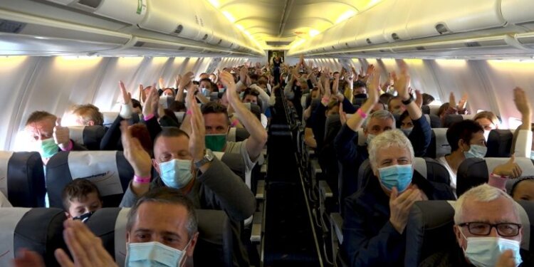 Ndodh edhe kjo – ishte “shumë i rëndë”, pesë pasagjerëve iu kërkua të zbrisnin nga aeroplani