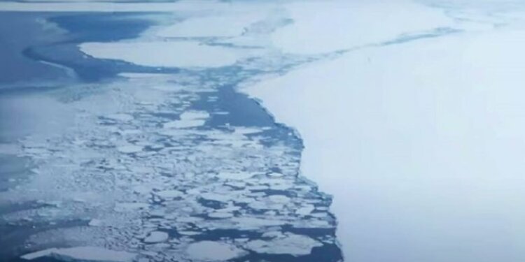 Pamjet nga ajri të ajsbergut me përmasat e Londrës, që është shkëputur nga Antarktida