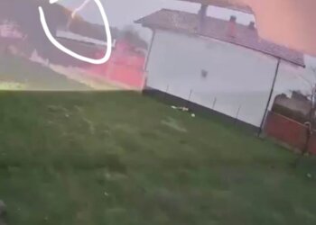 Duket sikur rrufeja ka goditur minaren e Xhamisë së Sharbanit!