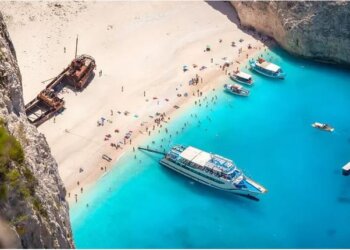 Një nga plazhet më të bukura në botë që ndodhet në detin Jon nuk do të jetë i hapur për turistët këtë vit