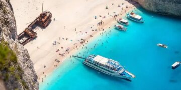 Një nga plazhet më të bukura në botë që ndodhet në detin Jon nuk do të jetë i hapur për turistët këtë vit