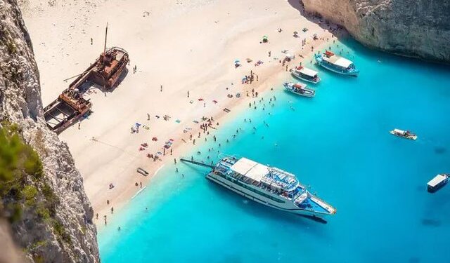 Një nga plazhet më të bukura në botë që ndodhet në detin Jon nuk do të jetë i hapur për turistët këtë vit