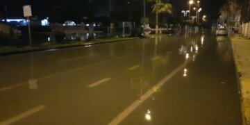 Deti përmbyt qytetin e goditur nga tërmeti në Turqi