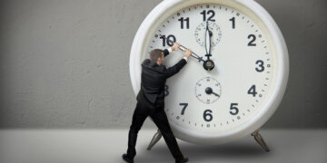 Akrepat lëvizin një orë para, me këtë datë ndërrohet ora