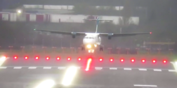 Erërat e forta, aeroplani “shkundet nga njëra anë në tjetrën” teksa ulet në aeroport
