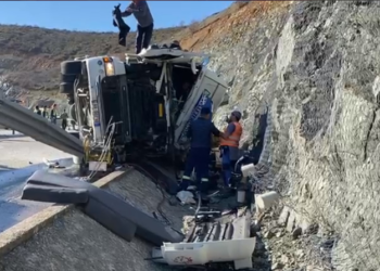 Përmbyset kamioni në Rrugën e Kombit, vdes shoferi