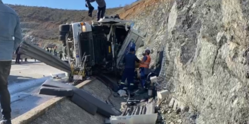 Përmbyset kamioni në Rrugën e Kombit, vdes shoferi