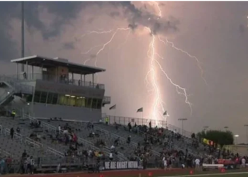 Tragjike: Rrufeja godet një ndeshje futbolli, dy lojtarë të vdekur