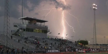 Tragjike: Rrufeja godet një ndeshje futbolli, dy lojtarë të vdekur