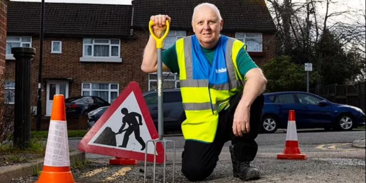 I lodhur nga gropat në asfalt, pensionisti “asfalton” gropat e rrugëve me… noddles!