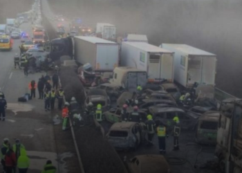 Stuhia e pluhurit “bllokon” pamjen, aksident i tmerrshëm në Hungari: Përplasen kamionë, digjen vetura, e plagosen njerëz