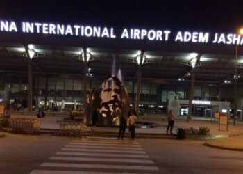 Dyshohet për shpërthim të mundshëm në Aeroportin e Prishtinës, udhëtarët nxirren jashtë objektit