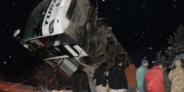 Tragjedi në Turqi, autobusi përmbyset si pasojë e borës e akullit në rrugë – ka viktima
