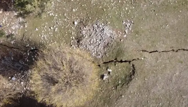 Shkrirja e borës nxjerr në pah çarjen e frikshme të tokës nga tërmeti në Turqi