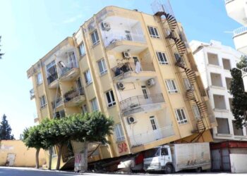 “Muret po shemben, bien gurë”, pallati i dëmtuar nga tërmeti mbahet nga një kamionçinë në Hatay!